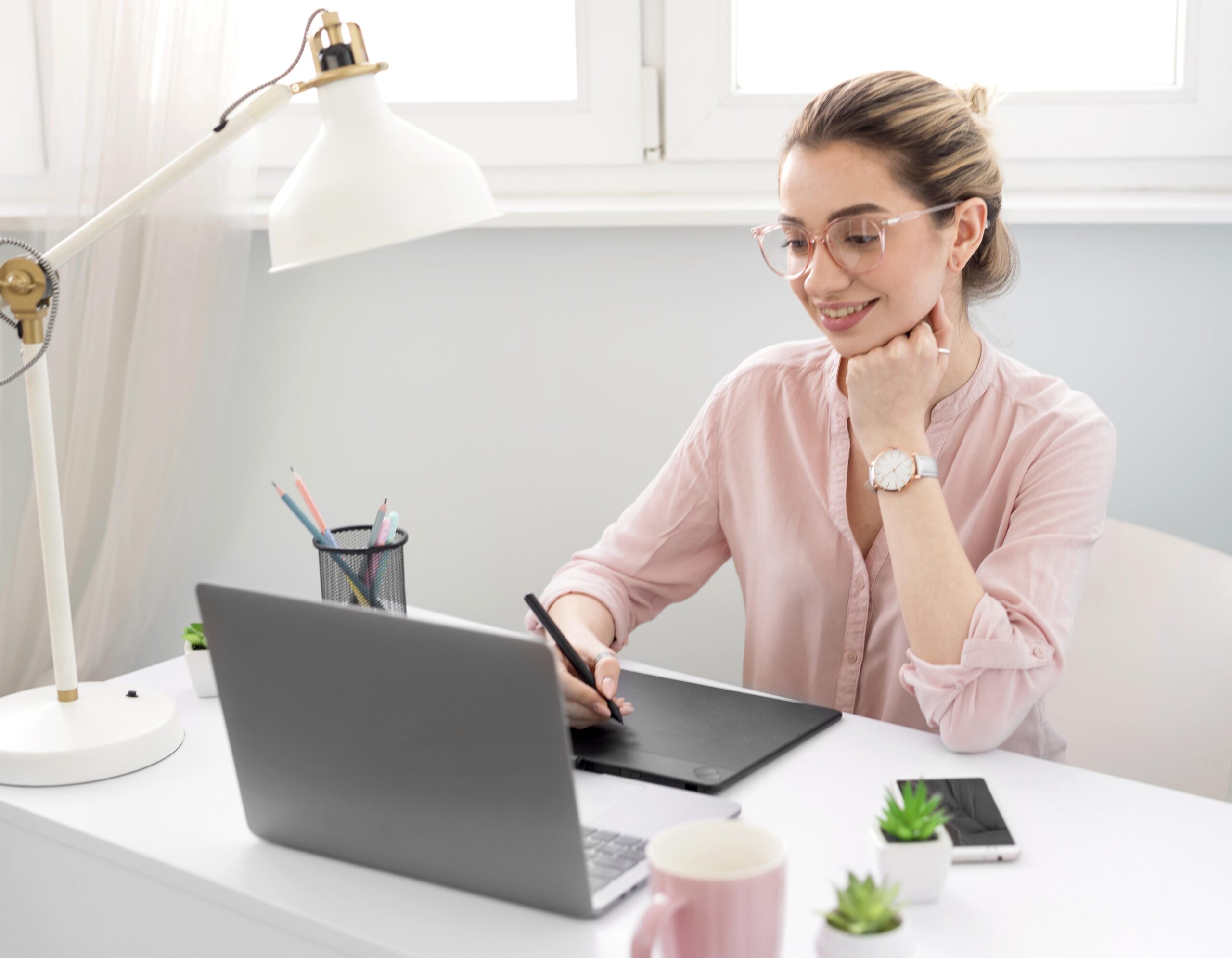 freelance-woman-writing